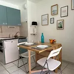 Daire 3 Pers Climatise Renove, Au Calme, Idealement Situe Proche St Raphael-st Tropez, Et Commerces A Pieds *