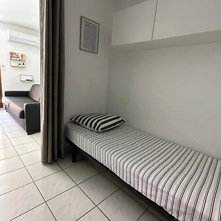 3 Pers Climatise Renove, Au Calme, Idealement Situe Proche St Raphael-st Tropez, Et Commerces A Pieds Appartement *