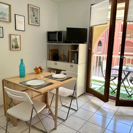 3 Pers Climatise Renove, Au Calme, Idealement Situe Proche St Raphael-st Tropez, Et Commerces A Pieds